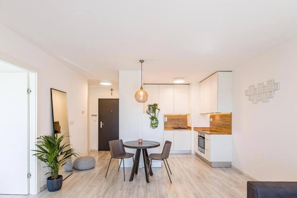 Urban Apartment With Possibility Of Parking บราติสลาวา ภายนอก รูปภาพ